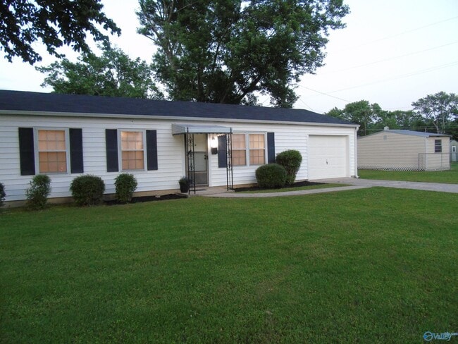 Building Photo - 2008 Dellbrook Dr NE