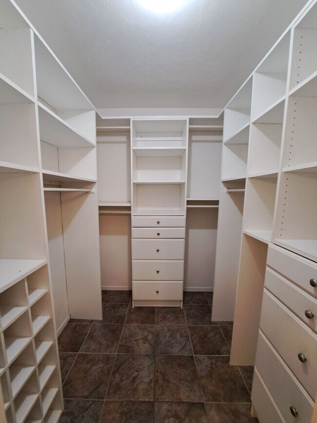 Building Photo - MOVE IN SPECIAL: Half OFF the 1st Month's ...