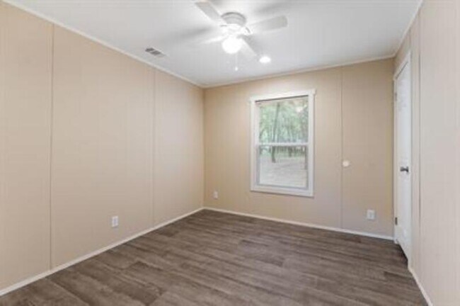 Building Photo - 135 Southlake Dr.