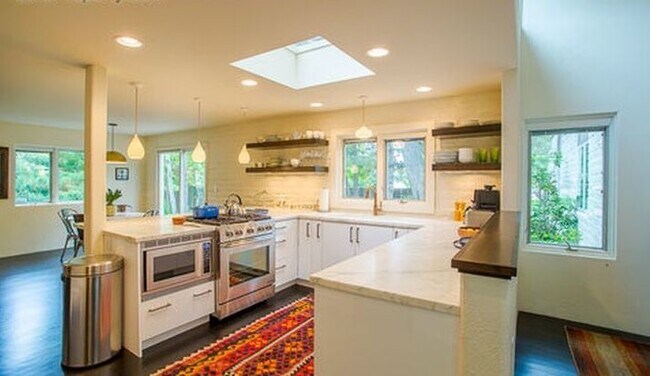 Building Photo - 4 Bed 3.5 Bath Carolyn Heights Home W/Stunning Finishes & Ideal Outdoor Space!  Option for Early ...