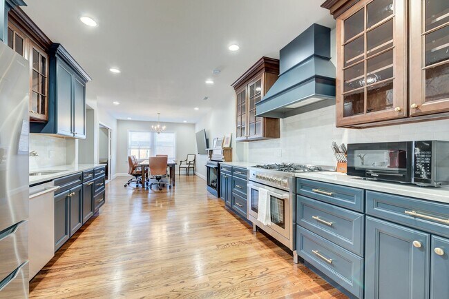 Building Photo - CONDO ON THE HILL 3 BED 1 BATH - Hardwood ...