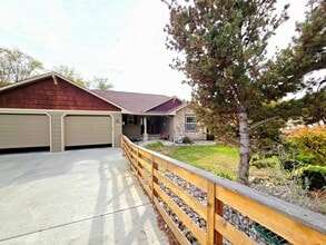 Building Photo - Gorgeous 4 Bed, 3 Bath Home w/ STUNNING RIVER FRONT VIEWS!!