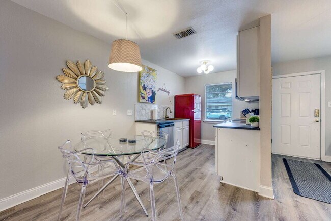 Building Photo - Fully Furnished, Updated 2BR Duplex in Quiet West Sherman