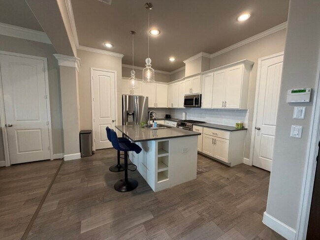 Building Photo - 4610 Center St