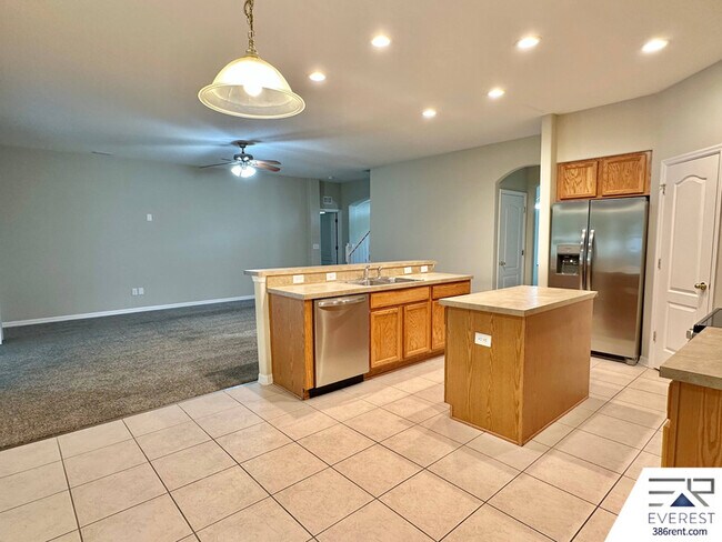 Building Photo - 14 Rymsen Ln