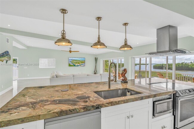 Building Photo - 155 Coco Plum Rd S