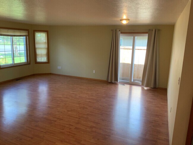 Building Photo - 3 Bedroom, 2 Bathroom House in Springfield