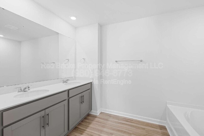 Building Photo - 1837 Vanderlyn St