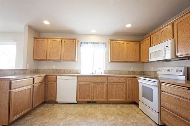 Building Photo - Beautiful 3 bedroom 2 1/2 bath home availa...