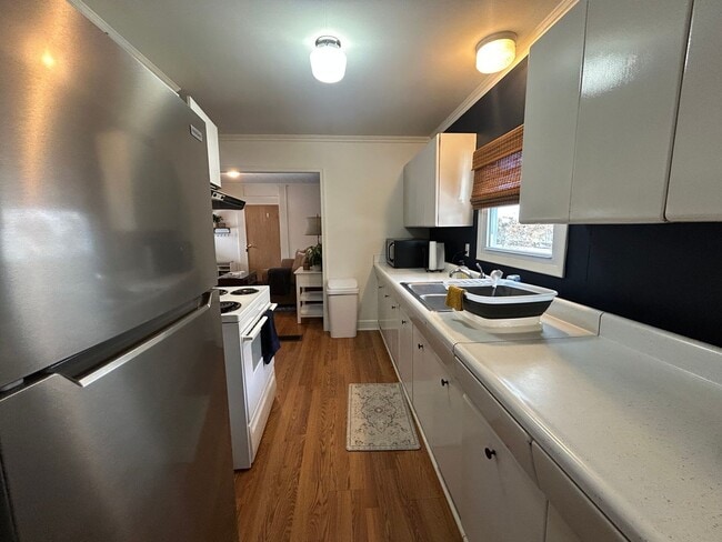 Building Photo - 4 Bed, 2 Bath House