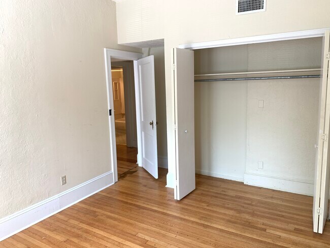 Building Photo - Felder 6 Unit