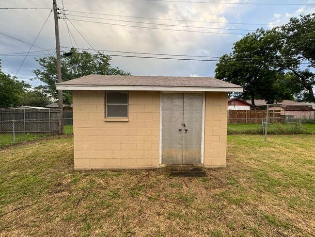 Building Photo - 360 Virtual Tour Available