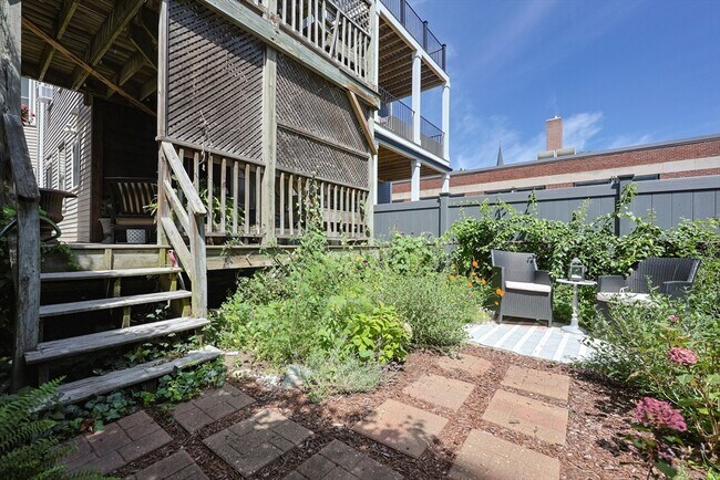 Building Photo - 13 Eden St