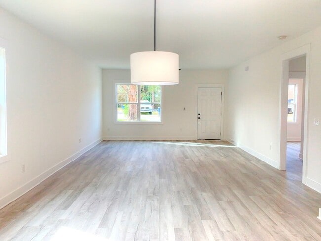 Building Photo - 811 Martin St