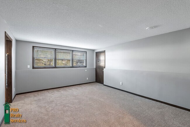Building Photo - 4 Bedroom Home in Brooklyn Center