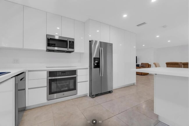 Building Photo - 806 NE 4th St