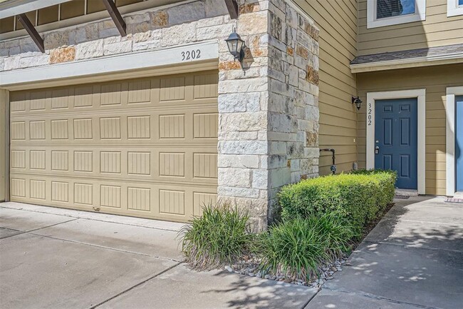 Building Photo - 1620 Bryant Dr