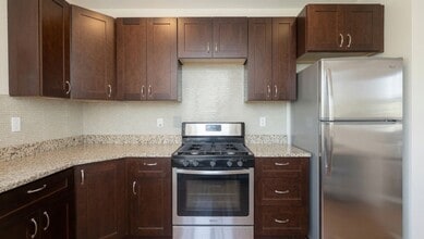 Building Photo - 533 W Wrightwood Ave