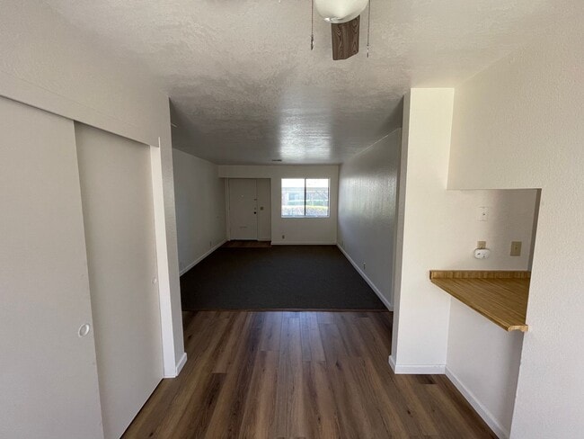 Building Photo - La Tierra Garden Apartments (2 Bed 1 Bath)