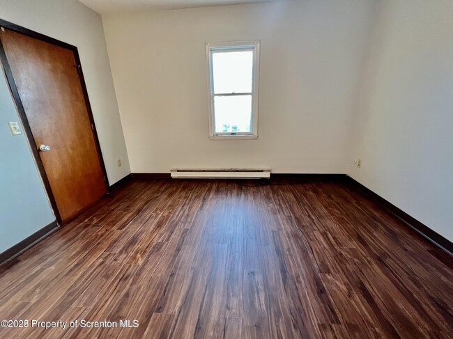 Building Photo - 835 Maple St