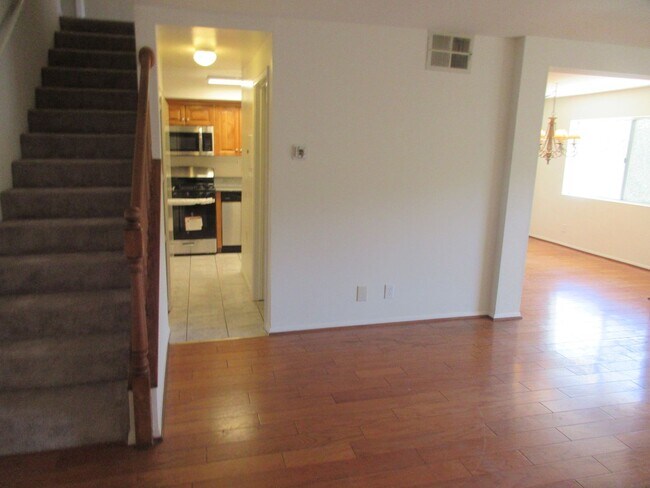 Building Photo - Beautiful Condo in the heart of Studio Cit...