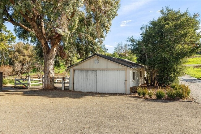Building Photo - Beautiful remodeled 3 Bed 2 Bath home in Los Altos Hills