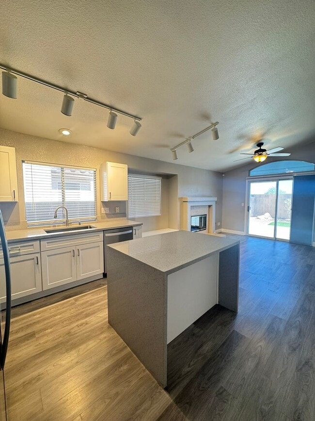 Building Photo - Beautifully Renovated 2 Bed Single Story Home