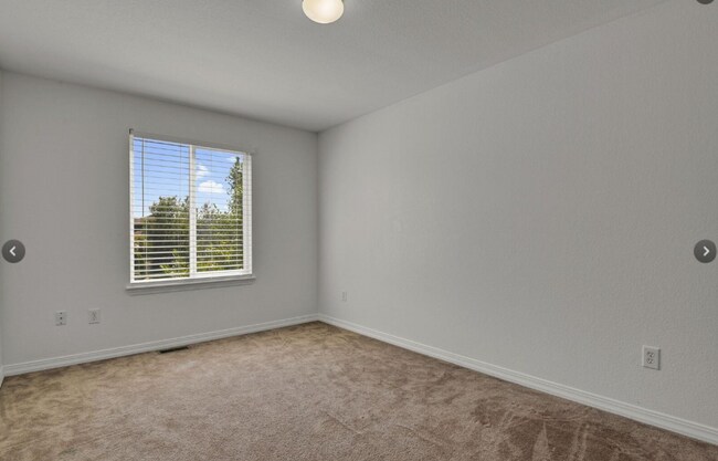 Building Photo - Long Realty & Property Management - Well Maintained 4 Bedroom Home in East Aurora