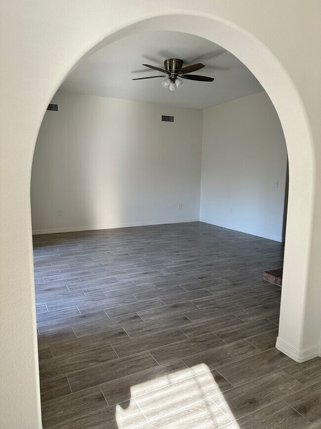 Building Photo - 1430 W Camino Ct