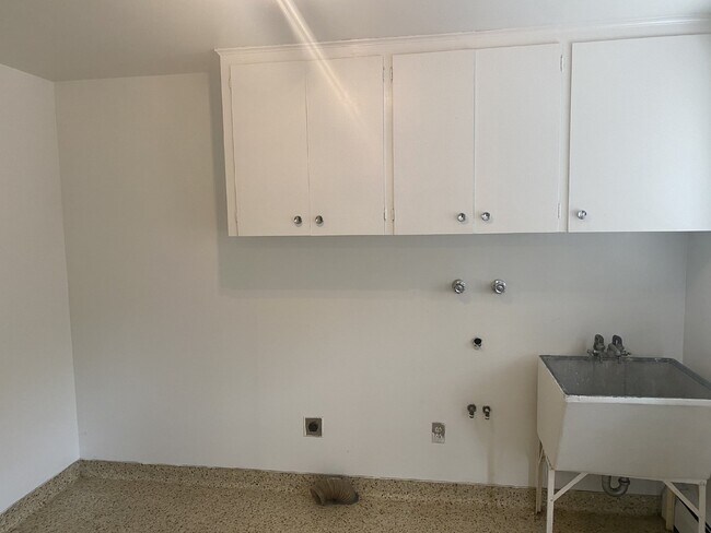 Building Photo - Remodeled Two Bedroom One Bathroom with Ya...