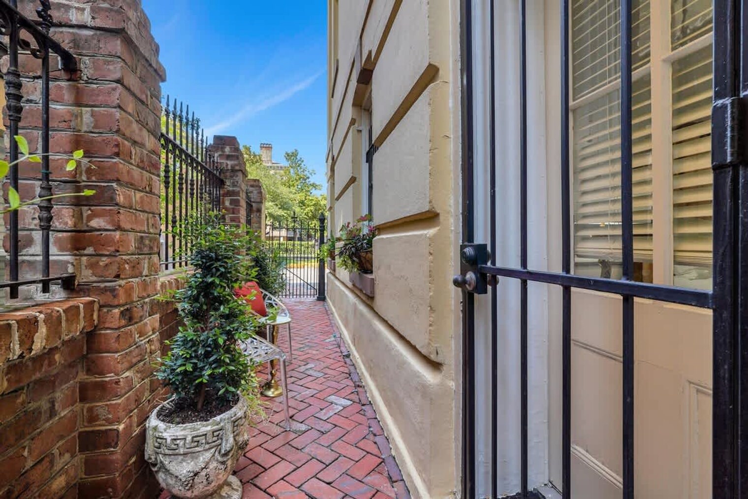 Building Photo - 9 W Gordon St