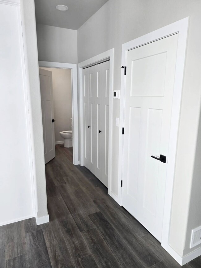 Step into luxury at Paradise Valley Townhomes, where spacious layouts and modern finishes create an inviting retreat. Enjoy convenient access to local amenities and a vibrant community atmosphere. Schedule your tour today! - Paradise Valley Townhomes & Apartments