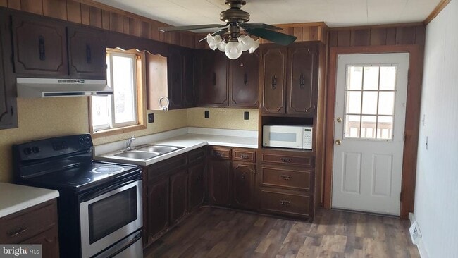 Building Photo - 19 Laverne Dr