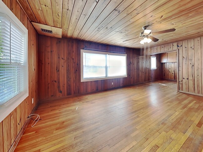 Building Photo - 1740 N Shore Terrace