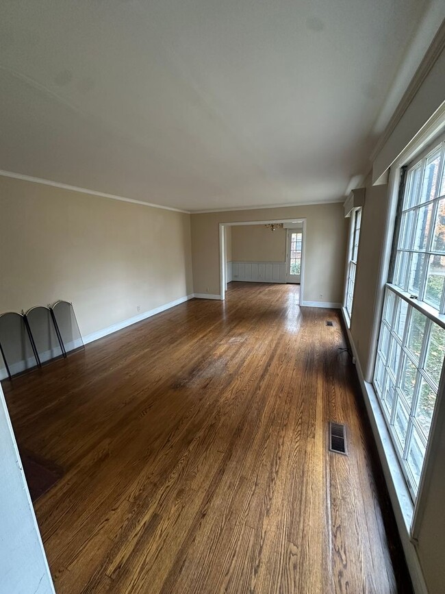 Building Photo - TWO MINUTES TO GREEN HILLS MALL