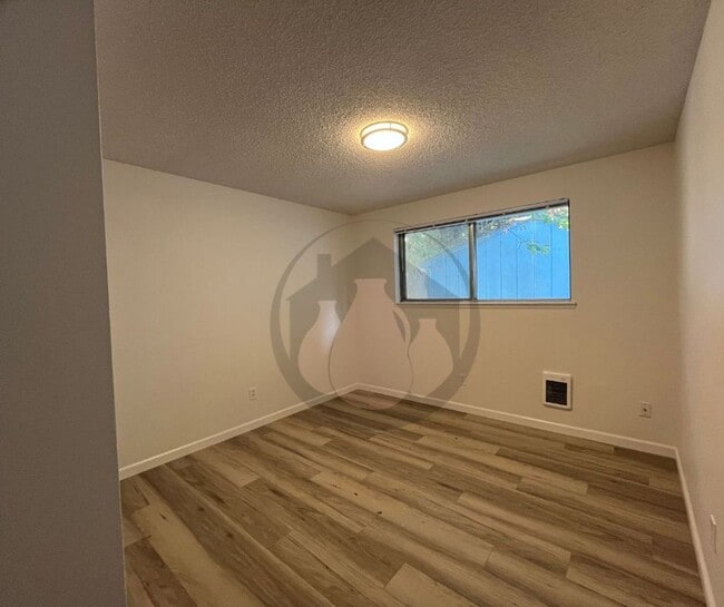 Building Photo - Single Level Triplex Ready to move In!