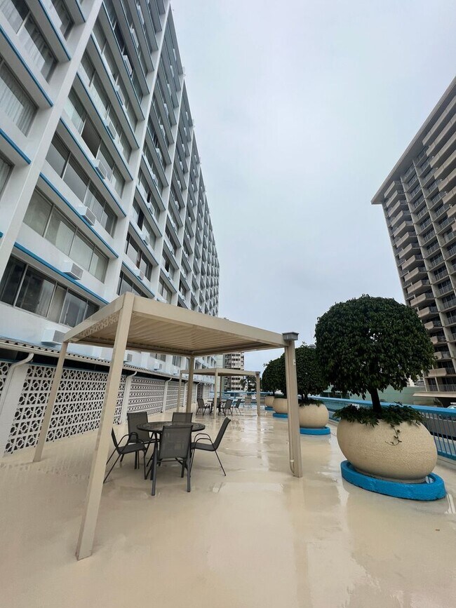 Building Photo - 1560 Kanunu St