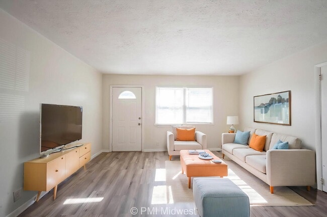 Building Photo - "Charming 2-Bed Duplex Retreat in Indianapolis - Cozy 728 Sq Ft Gem!"