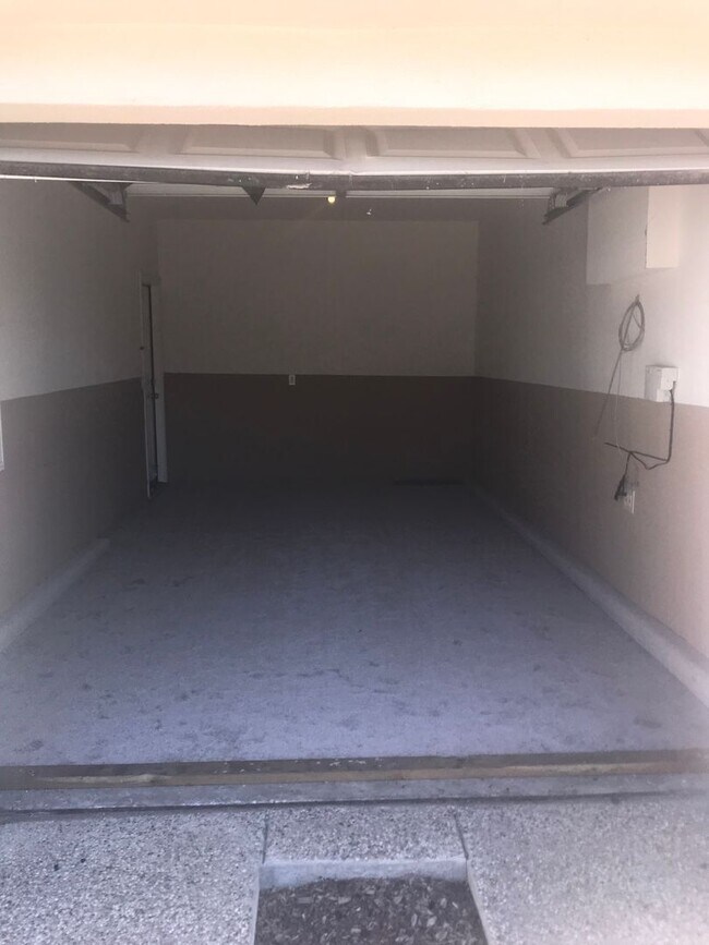 Building Photo - 4 Bed | 3 Bath | 2658 SF |Two Story | 3 car garage home | Tenant pays $200 for WS&G