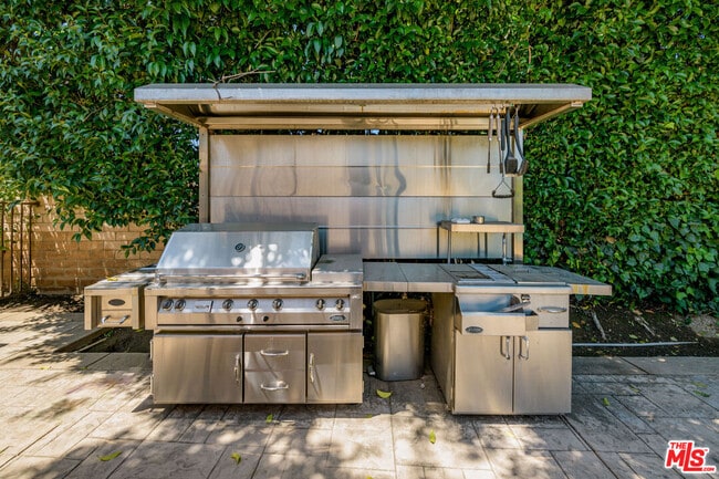 Building Photo - 8760 White Oak Ave