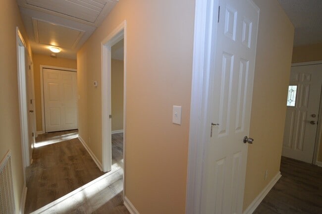 Building Photo - 106 N Bell Haven St