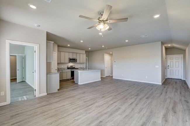 Building Photo - Newer Home for Rent in Mustang Schools! Up...