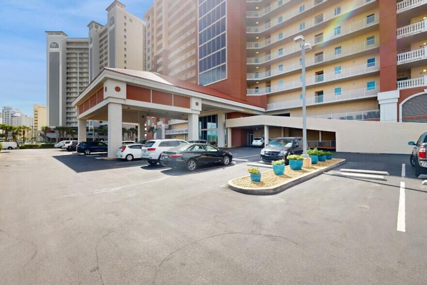 Building Photo - 365 E Beach Blvd