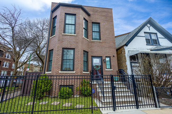 Primary Photo - 3033 W Diversey Ave