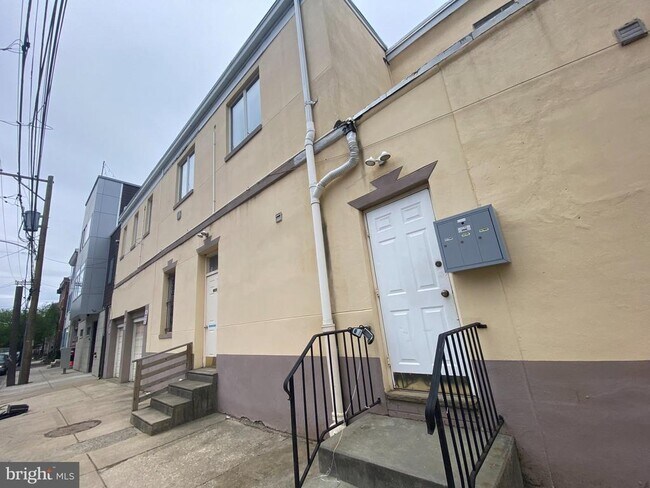 Building Photo - 458 E Girard Ave