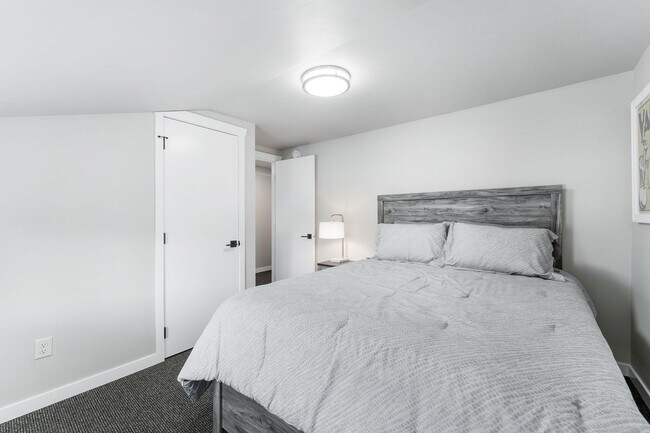 Building Photo - FURNISHED HOUSE! Short or Long Term! Large Newly Renovated Fully Furnished Modern 5 Bedroom Home ...