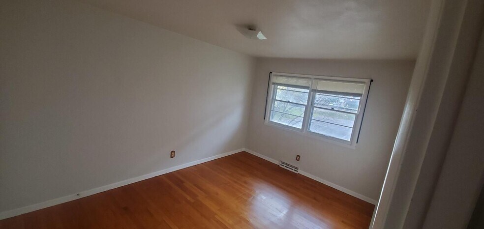 Building Photo - 5841 Garrett Ln