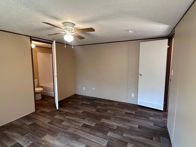 Building Photo - 302 Lone Star Rd