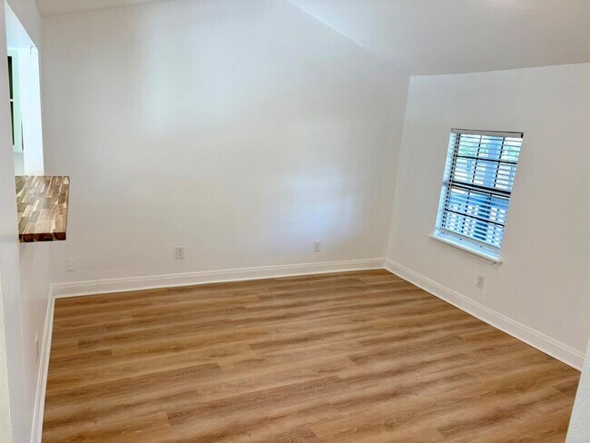 Building Photo - 1123 Christie Dr