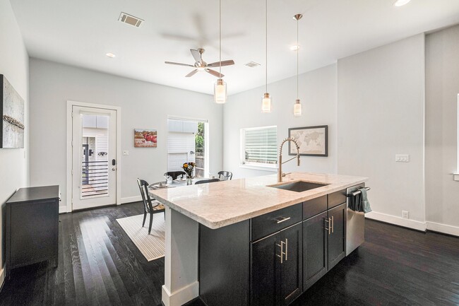 Building Photo - 925 Herkimer St